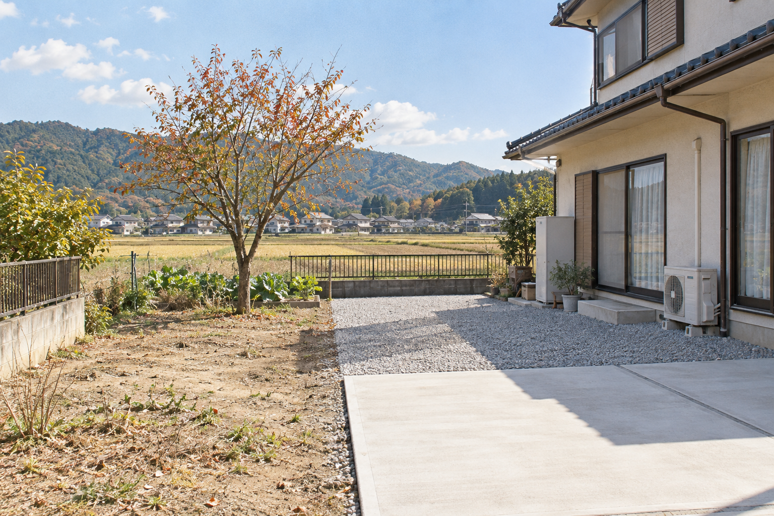 飯塚市の庭の草取りがつらくなったら｜防草シート・砂利・土間コンの費用を60平方メートルで計算した結果と、3年で草が戻った失敗例