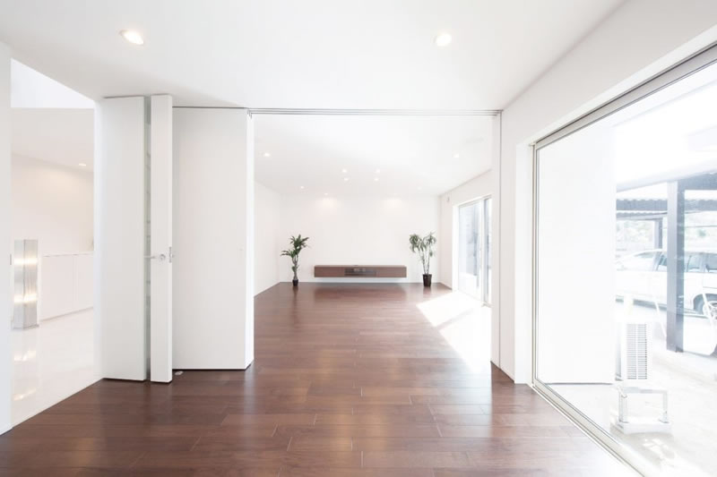 フルハイトドアを開け放して部屋がひとつにつながった空間