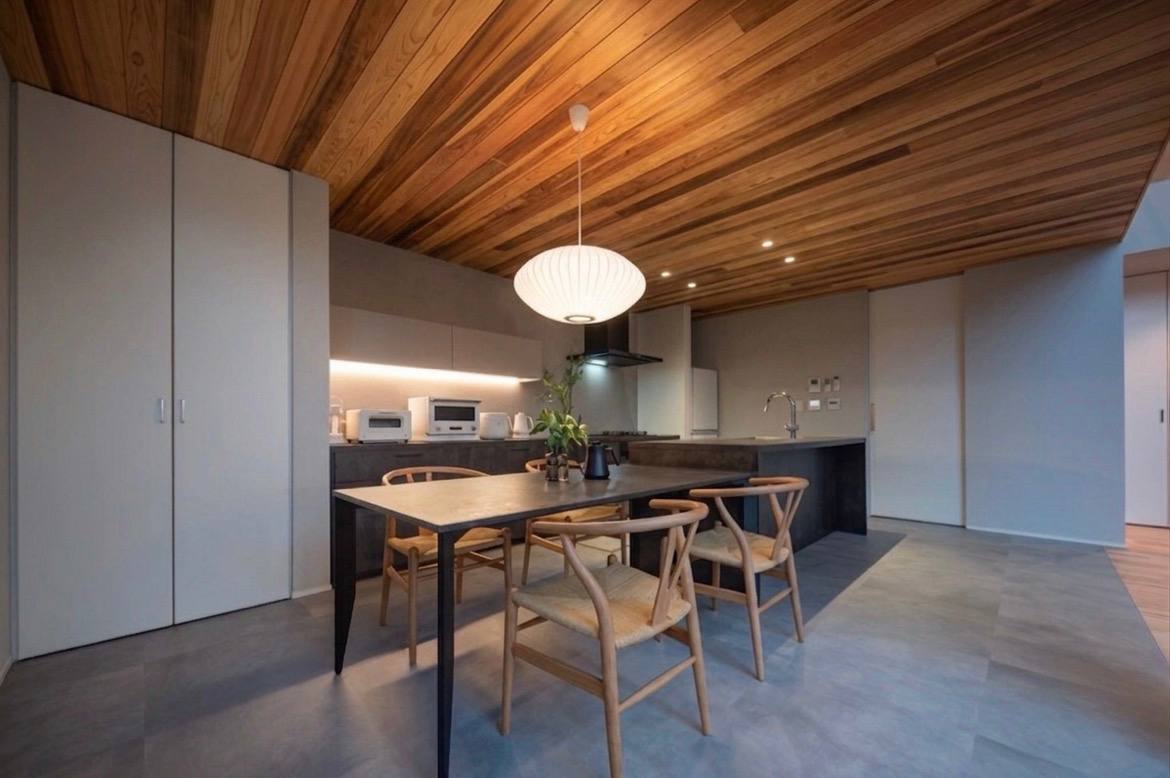 軒と吹き抜けのある家 - 木天井ダイニング