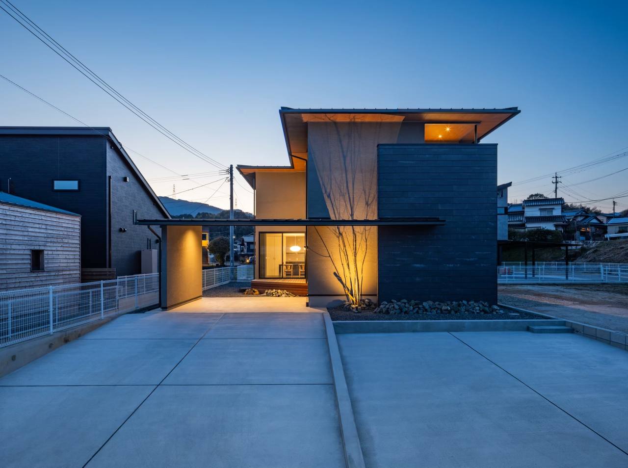 軒と吹き抜けのある家