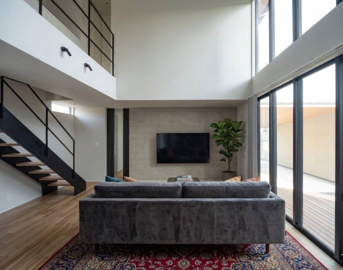 軒と吹き抜けのある家 - リビング