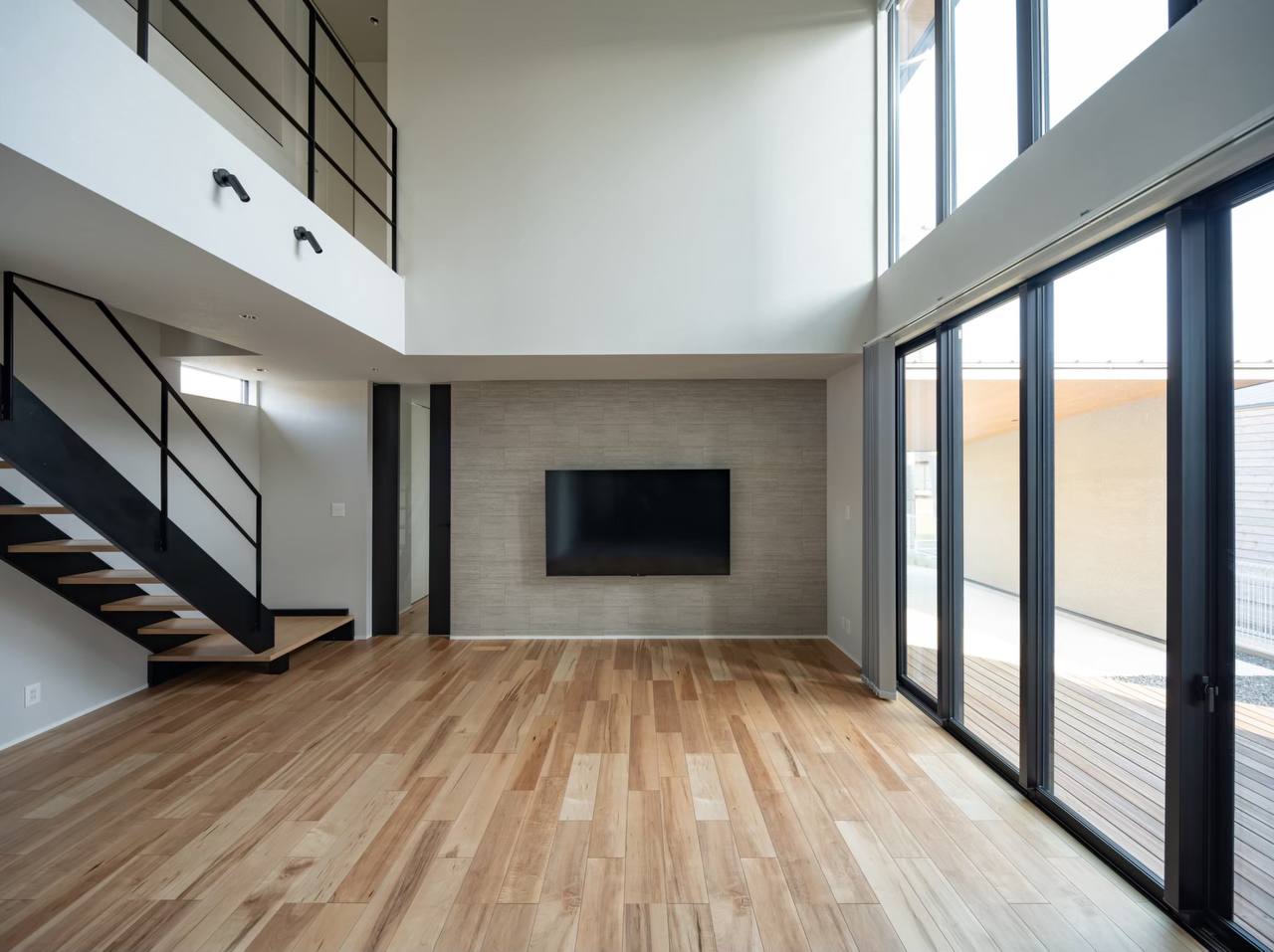 軒と吹き抜けのある家 - 吹き抜けリビング