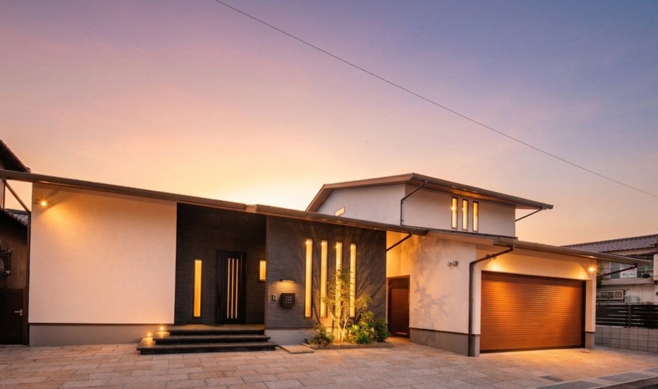 ウォールナットとモダン暖炉の家